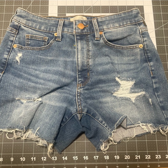 Universal Threads self-embroidered Jean shorts - Picture 5 of 5